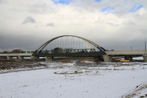 Das neue Bogentragwerk der Rheinbrücke neben der alten Fachwerkbrücke